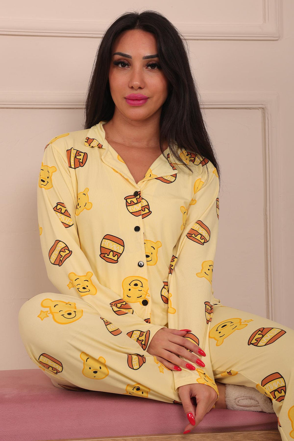 Kadın Ayıcık Ve Bal Kavanozu Desenli Önü Düğmeli Uzun Kol Altı Uzun Milan Kumaş Pijama Takımı