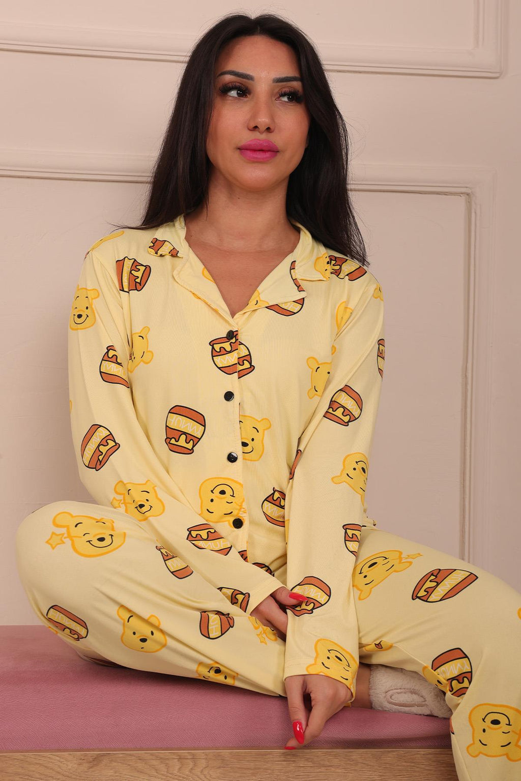 Kadın Ayıcık Ve Bal Kavanozu Desenli Önü Düğmeli Uzun Kol Altı Uzun Milan Kumaş Pijama Takımı