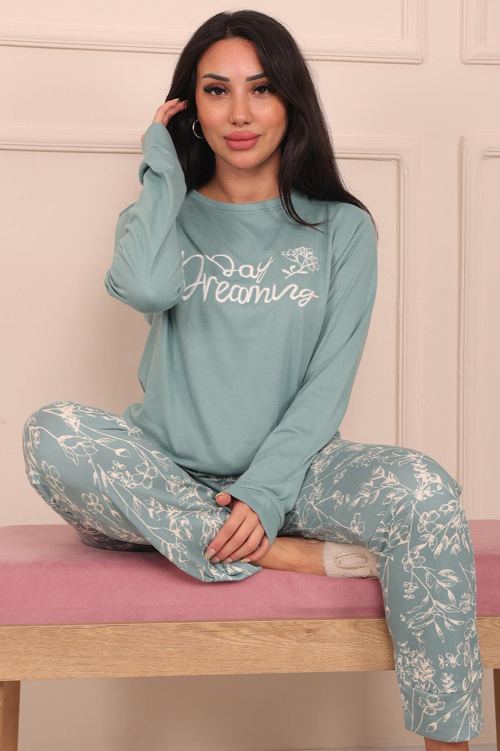 Kadın Day Dreaming Sloganlı Altı Sarmaşık Desenli Termal Pijama Takımı