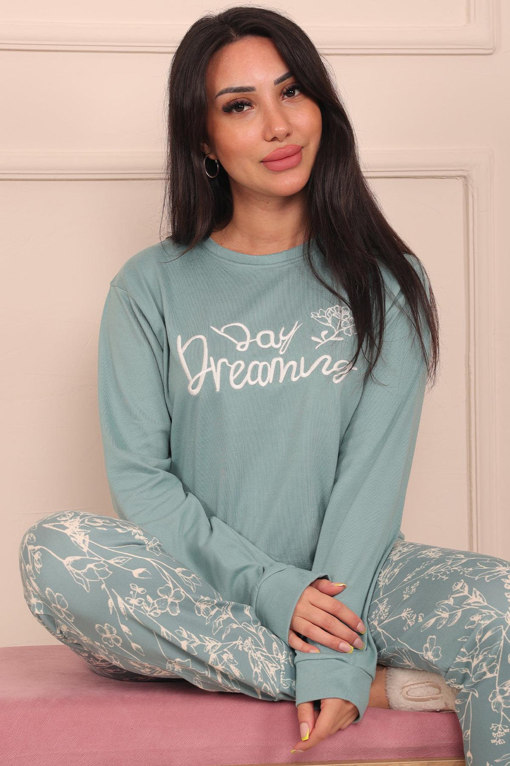 Kadın Day Dreaming Sloganlı Altı Sarmaşık Desenli Termal Pijama Takımı
