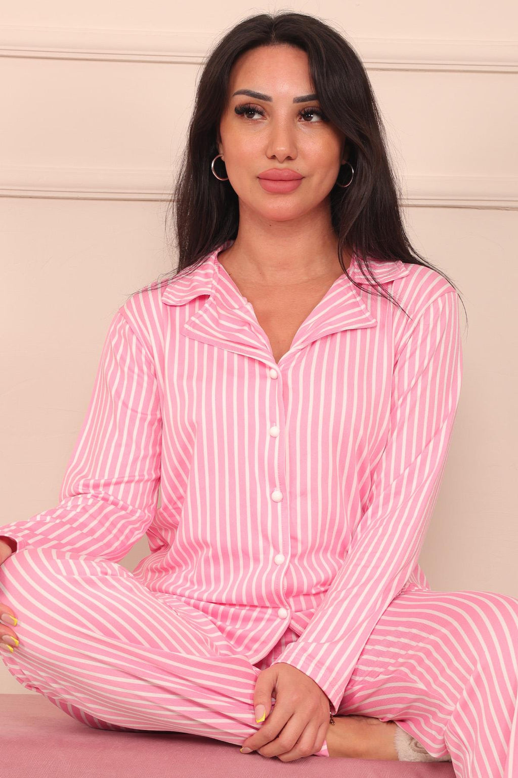 Kadın Dikey Çizgi Desenli Önü Düğmeli Uzun Kol Altı Uzun Milan Kumaş Pijama Takımı