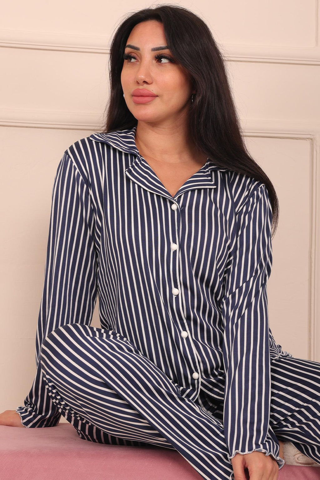 Kadın Dikey Çizgi Desenli Önü Düğmeli Uzun Kol Altı Uzun Milan Kumaş Pijama Takımı