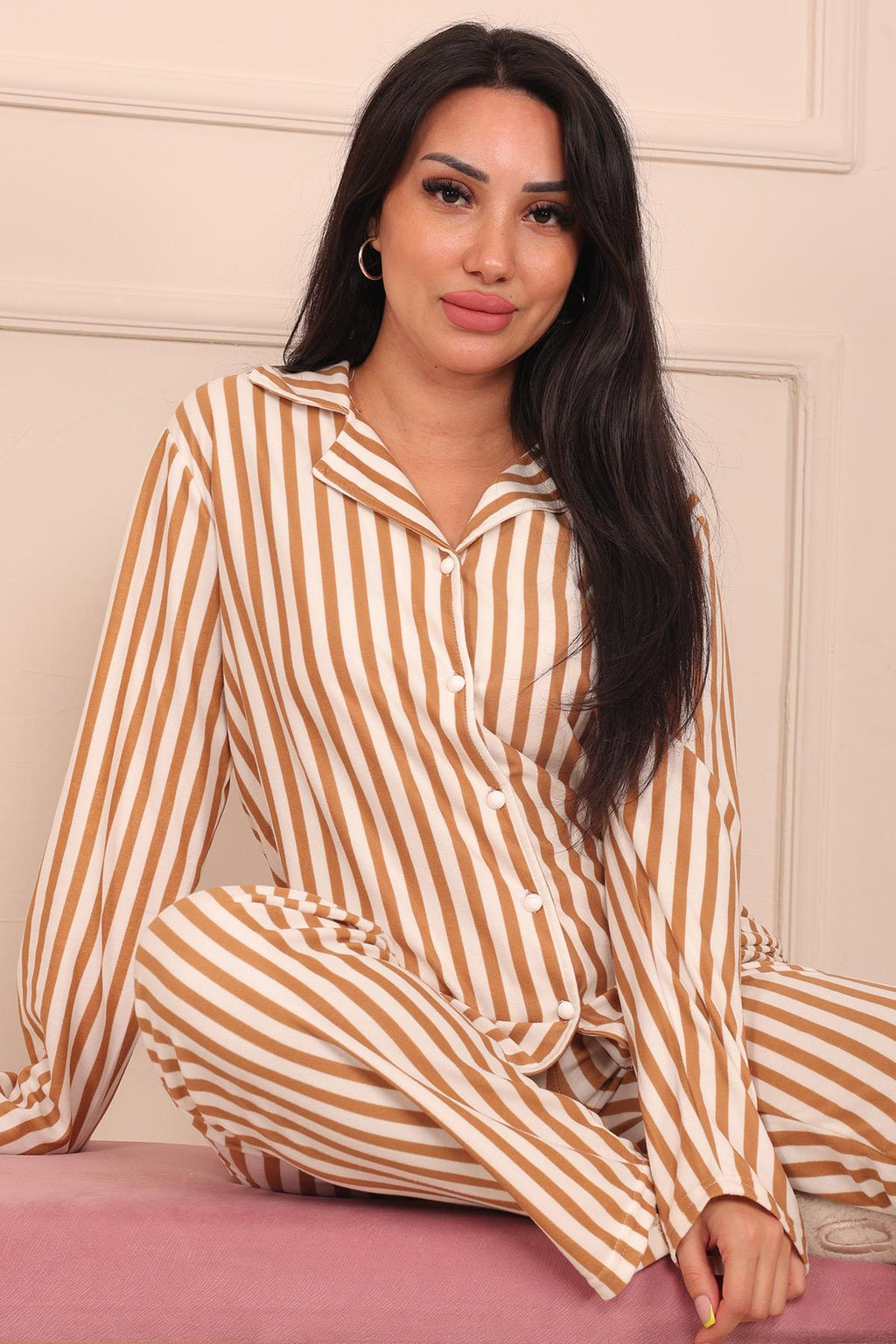 Kadın Dikey Çizgi Desenli Önü Düğmeli Uzun Kol Altı Uzun Süet Pijama Takımı