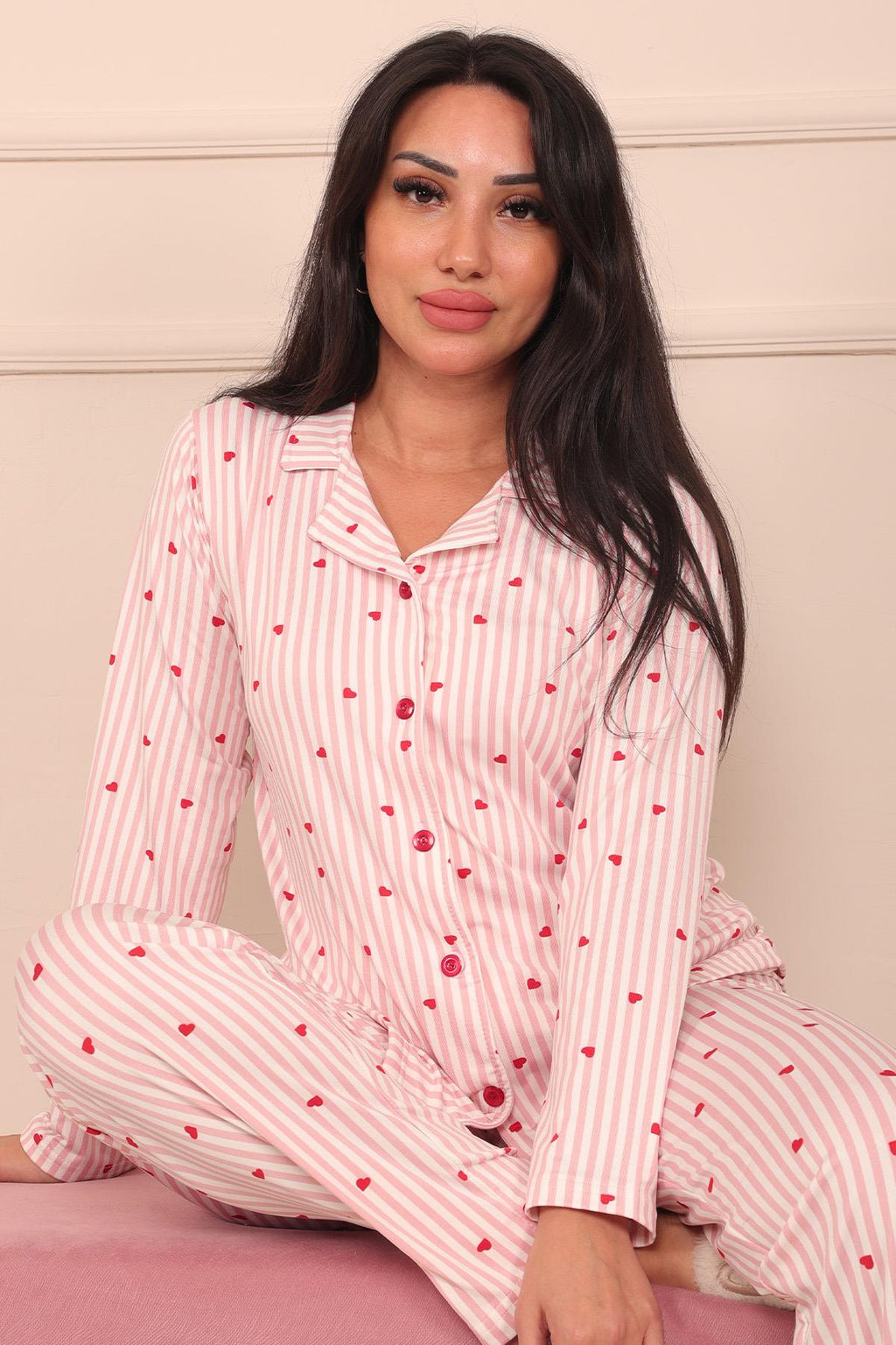Kadın Dikey Çizgi Ve Kalp Desenli Desenli Önü Düğmeli Milan Kumaş Pijama Takımı