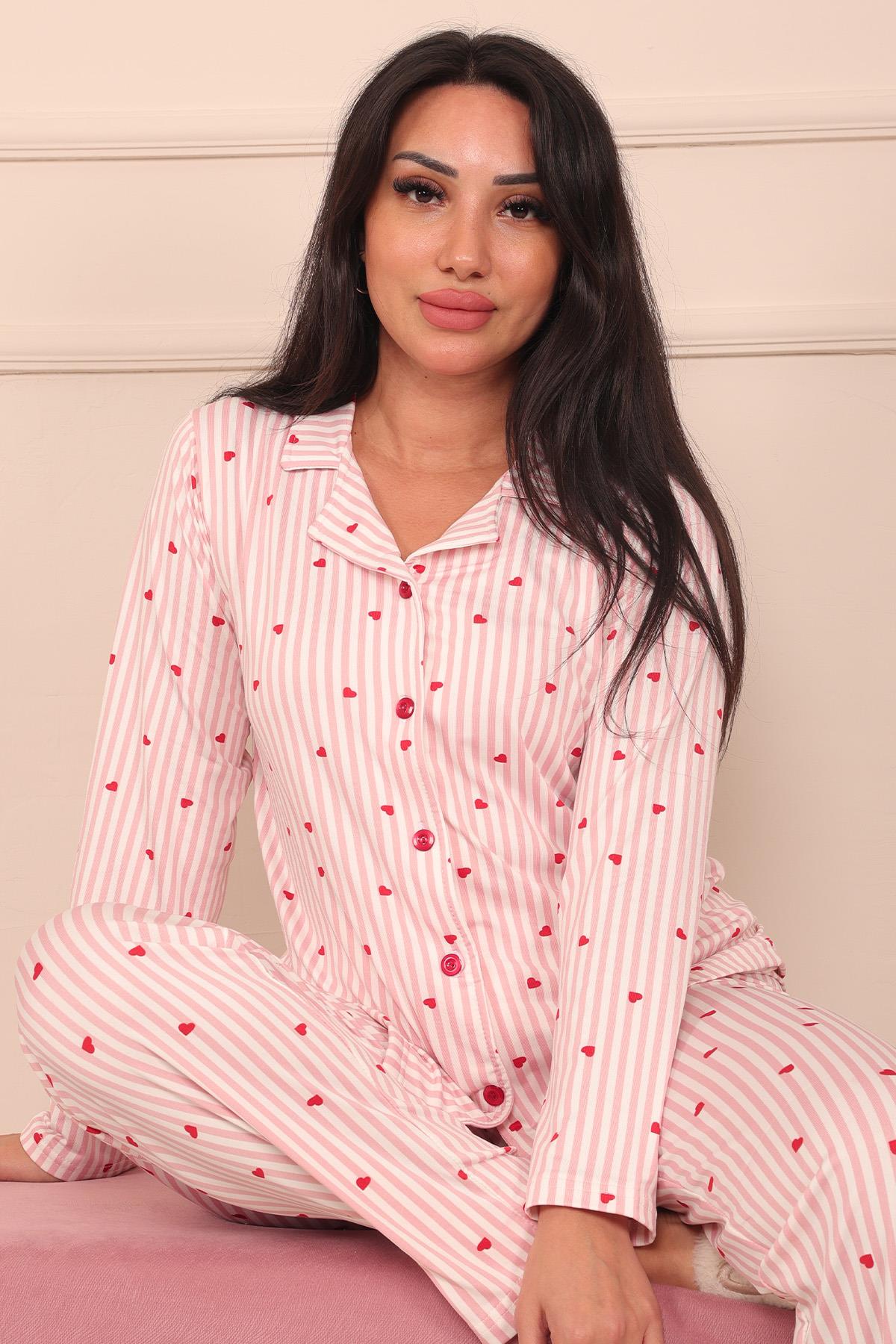 Kadın Dikey Çizgi Ve Kalp Desenli Desenli Önü Düğmeli Milan Kumaş Pijama Takımı