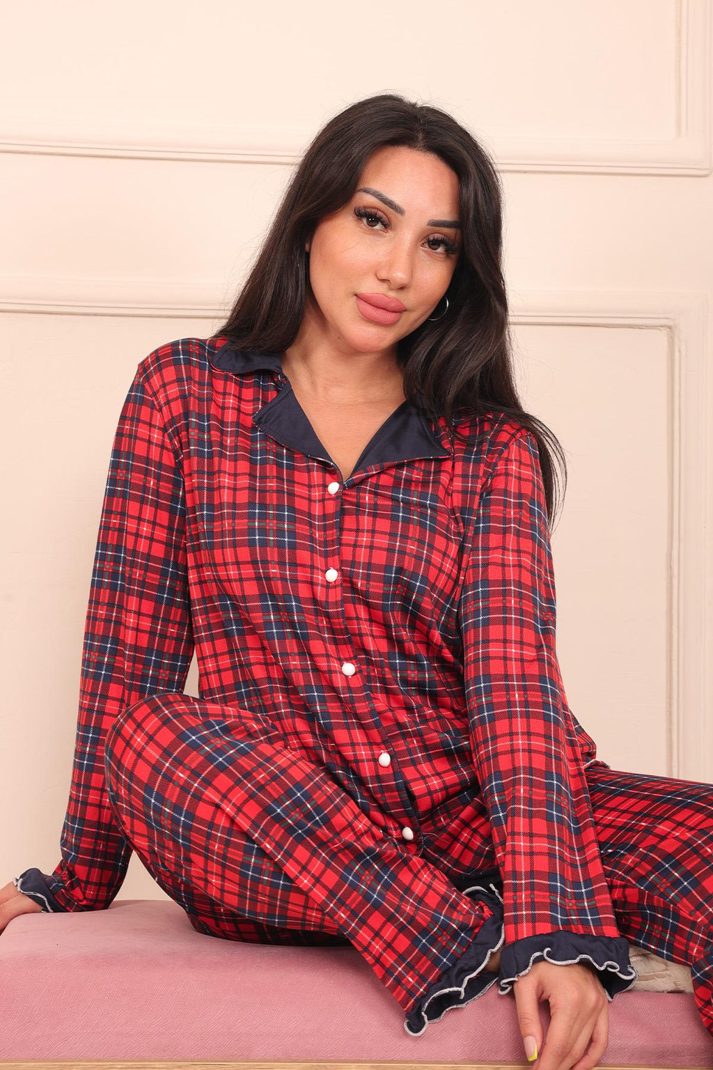 Kadın Ekose Desenli Kol Ve Paçası Fırfır Detaylı Önü Düğmeli Uzun Kol Altı Uzun Milan Kumaş Pijama Takımı