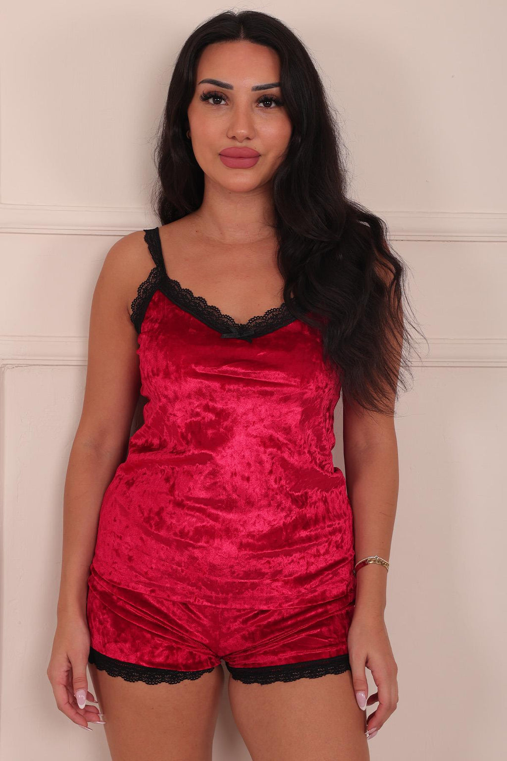 Kadın İp Askılı Dantel Detaylı Şortlu Kadife Pijama Takımı