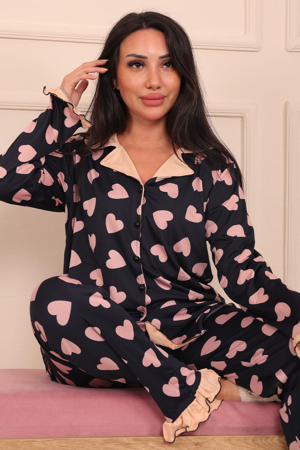 Kadın Kalp Desenli Kol Ve Paçası Fırfır Detaylı Önü Düğmeli Uzun Kol Altı Uzun Milan Kumaş Pijama Takımı