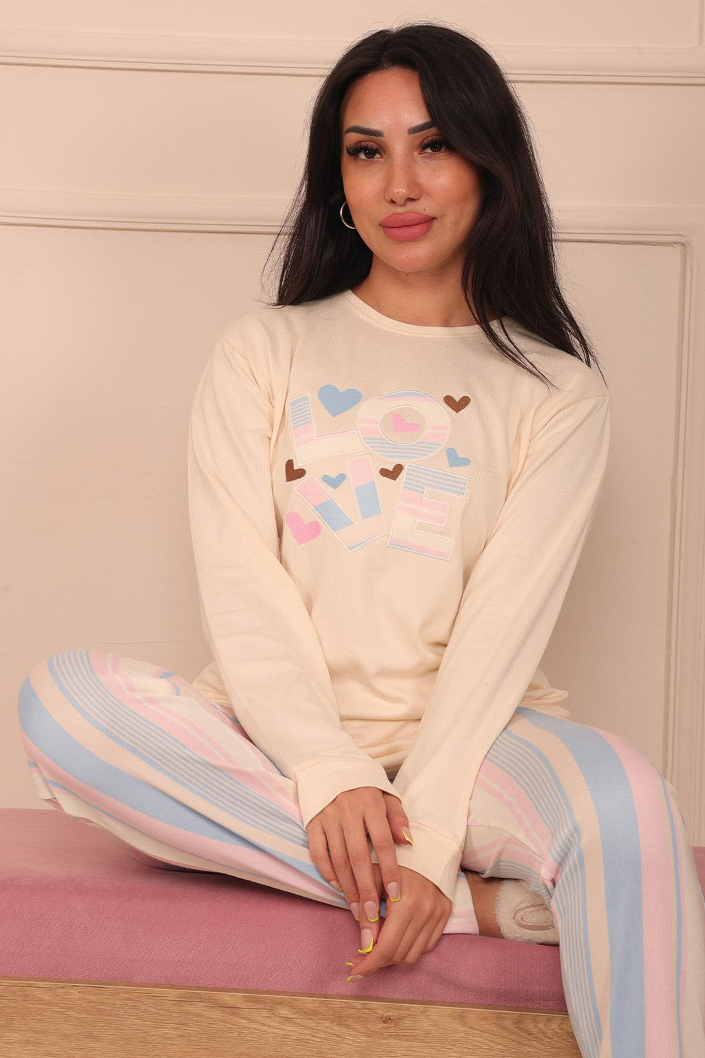 Kadın Love Sloganlı Ve Kalp Desenli Altı Kalın Çizgi Desenli Termal Pijama Takımı