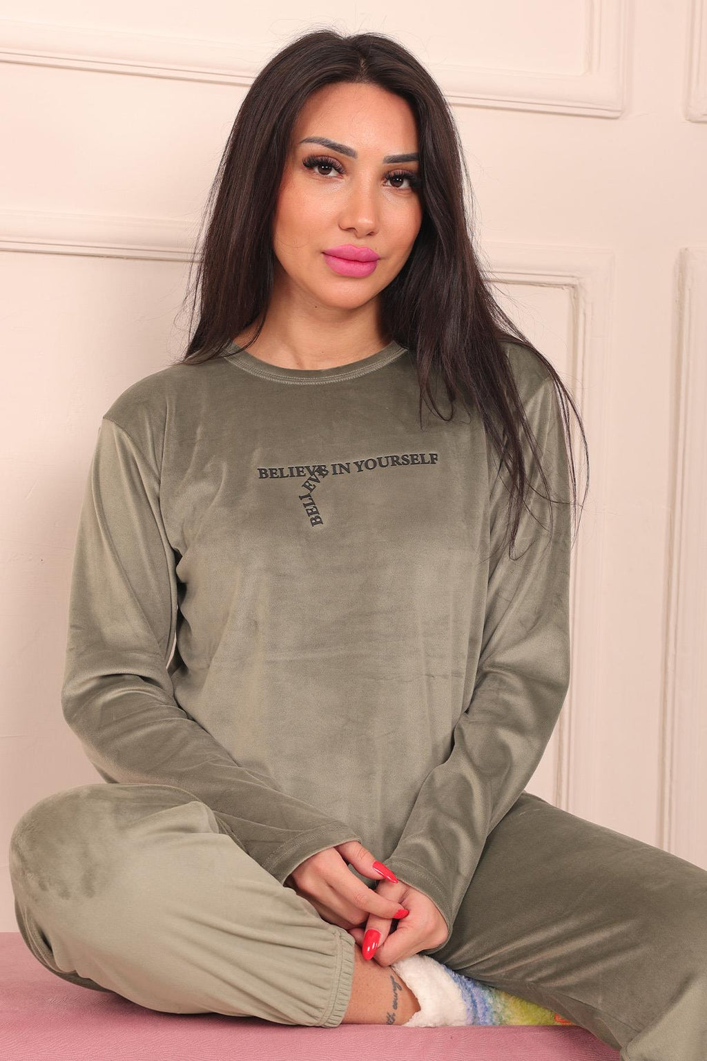 Kadın Sloganlı Uzun Kollu Paçası Manşetli Kadife Pijama Takımı
