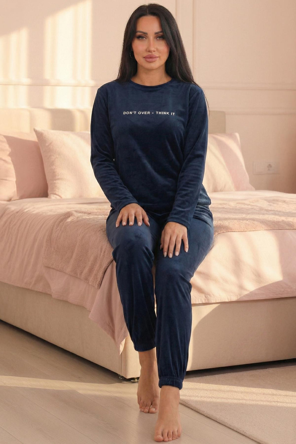 Kadın Sloganlı Uzun Kollu Paçası Manşetli Kadife Pijama Takımı