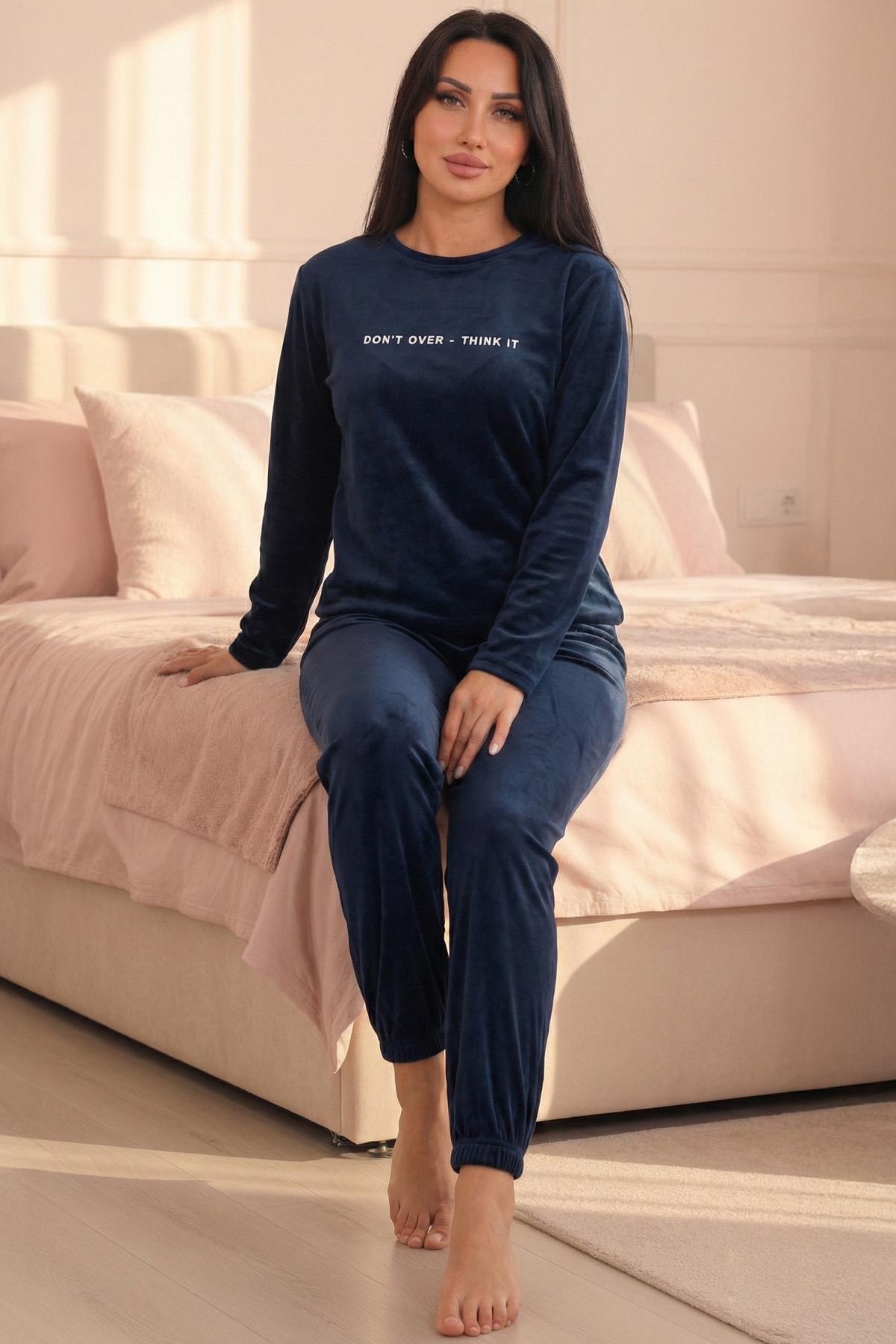 Kadın Sloganlı Uzun Kollu Paçası Manşetli Kadife Pijama Takımı