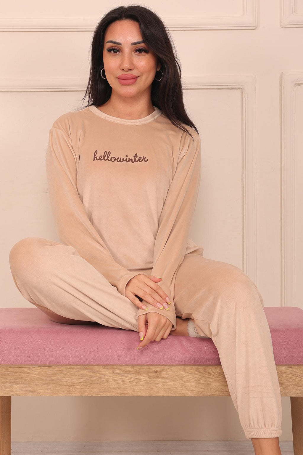 Kadın Sloganlı Uzun Kollu Paçası Manşetli Kadife Pijama Takımı