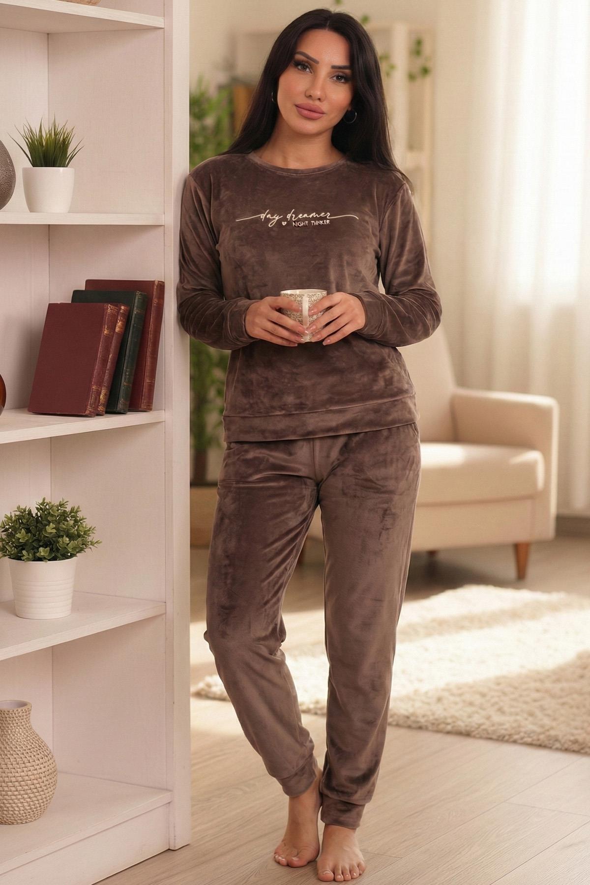 Kadın Sloganlı Uzun Kollu Paçası Manşetli Kadife Pijama Takımı