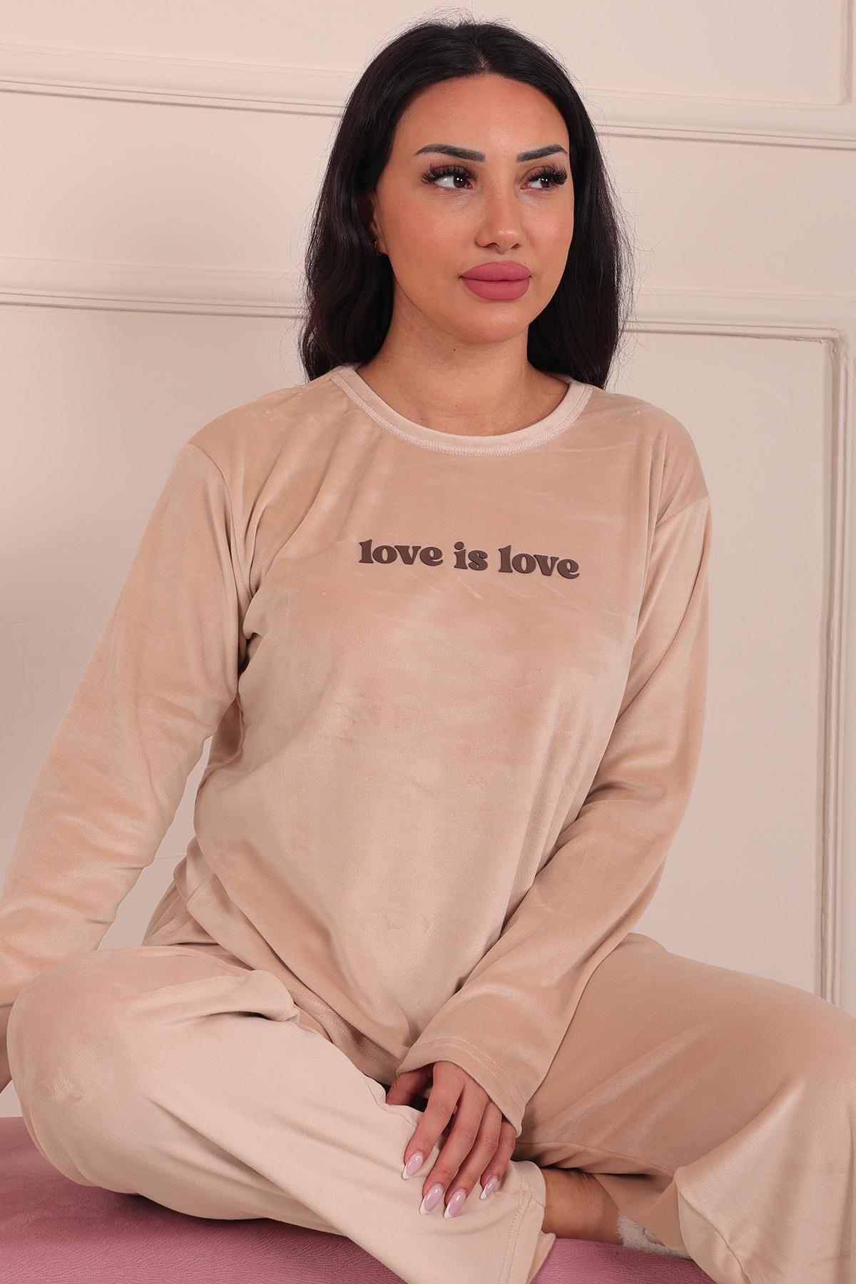 Love İs Love Sloganlı Uzun Kollu Kadife Pijama Takımı