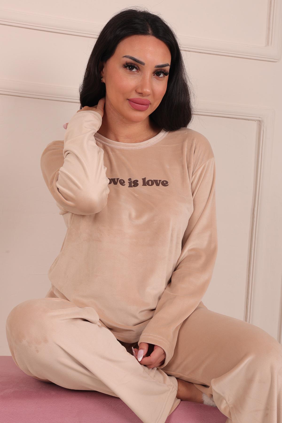 Love İs Love Sloganlı Uzun Kollu Kadife Pijama Takımı