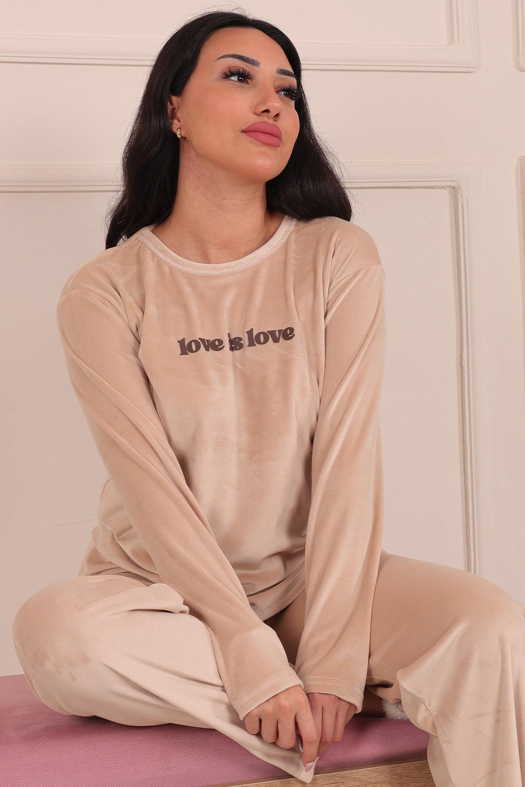 Love İs Love Sloganlı Uzun Kollu Kadife Pijama Takımı