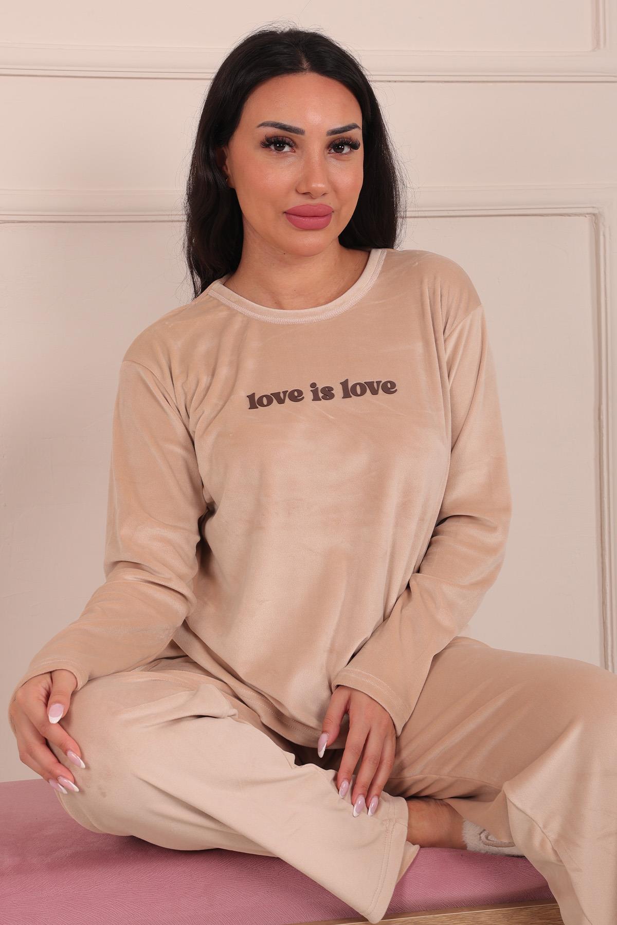 Love İs Love Sloganlı Uzun Kollu Kadife Pijama Takımı